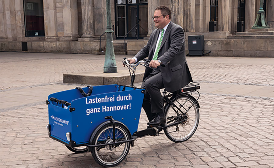 So sichern Sie Ihr E-Bike richtig ab: Vorstandsvorsitzender Patrick Döring nutzt das E-Lastenrad von Wertgarantie.